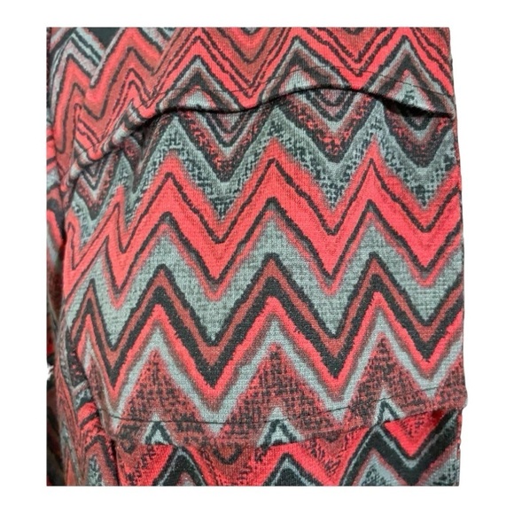 DN Design Size 8
PETITE Jacket Cropped
Chevron Zig Zag Red Black
Open Front - Picture 6 of 12